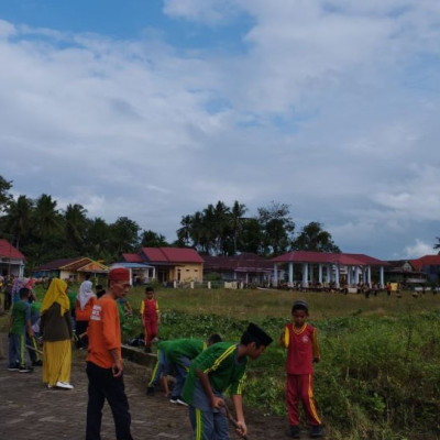 Sambut Hari Kemerdekaan, MIN 1 BONE turut Kerja Bakti Benahi Lapangan