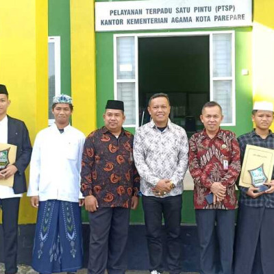 Kakan Kemenag Parepare Beri Penghargaan kepada Enam Santri Peserta MQKN Lamongan