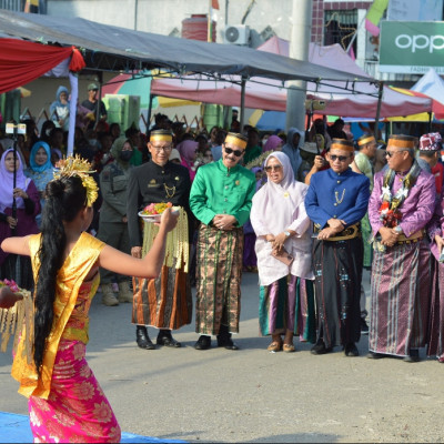 Bupati Perkenalkan Kakankemenag Lutim pada Ribuan Masyarakat Malili Saat Road Show Kebudayaan