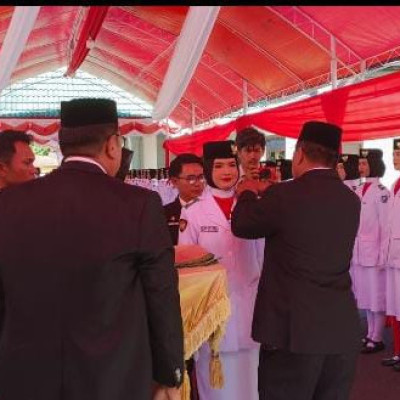 Siswi MAN 1 Bulukumba Didaulat Sebagai Pembawa Baki Bendera pada Perayaan HUT RI ke-78 Tingkat Kabupaten Bulukumba