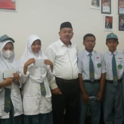 MAN 2 Bulukumba Kembali Berbagi Zakat Melalui Program Anak Asuh