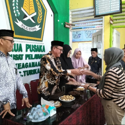 Di Turikale, Kakankemenag Maros Serahkan 15 Sertifikat Produk Halal