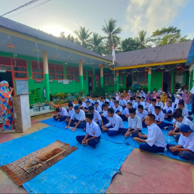 Implementasi Kegiatan Wajib Ekskul Keagamaan, Siswa MTsS. Sampeang Bentangkan Sajadah