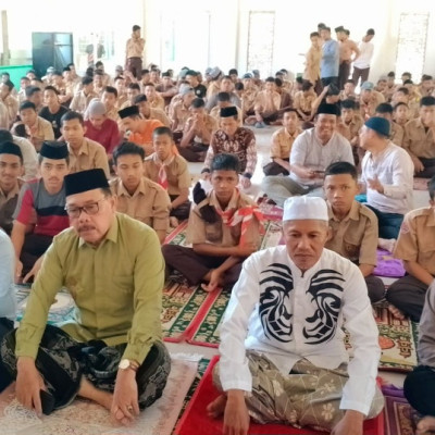 Rampung, Kepala Kemenag Jumatan di Masjid MAN 2 Bone