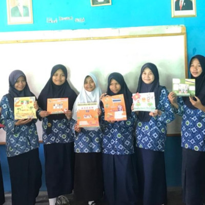 Siswa MTs PP Babul Khaer Ciptakan Kreasi Pop Up Book tentang Negara-Negara ASEAN