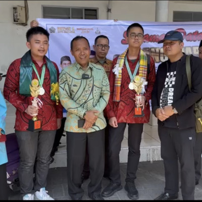 Irman Jemput Sang Juara KSM di Bandara Sultan Hasanuddin