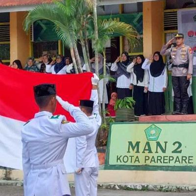 Amanat Religius Kapolsek Bacukiki pada Upacara Bendera di MAN 2 Kota Parepare