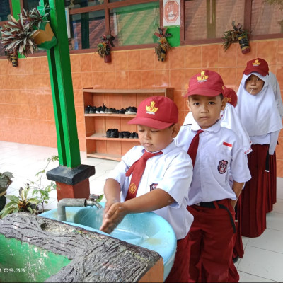 Siswa Kelas 1 MIN 2 Bulukumba Menjadikan Kebiasaan Cuci Tangan Prioritas Utama