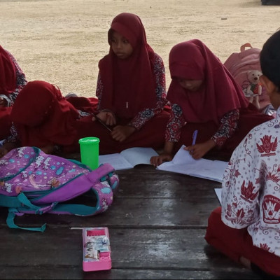 MIS Darul Istiqamah Bulukumba Manfaatkan Fasilitas Gazebo Belajar Mengajar di Luar Ruangan