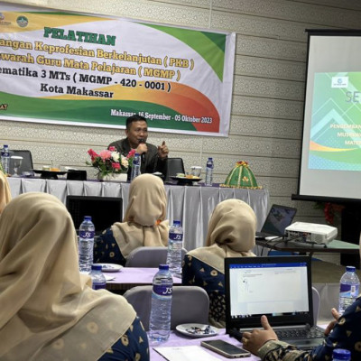 H. Rafik Beri Materi Moderasi Beragama Pada Pelatihan MGMP Matematika