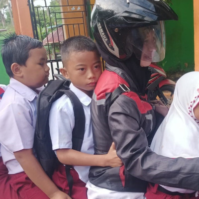 Aksi Guru Honorer MIN 6 Bulukumba: Dedikasi Luar Biasa Mengantar dan Menjemput Siswa Setiap hari