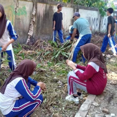 Penguatan Pendidikan Karakter Melalui Kegiatan Jumat Bersih di MTsN 5 Bulukumba