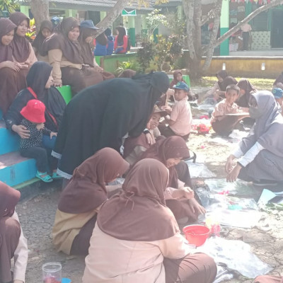 Teknik Pounding Pembuatan Eco Print Jadi Pilihan Utama Ujian PTS Kelas VII di MTsN 2 Bulukumba