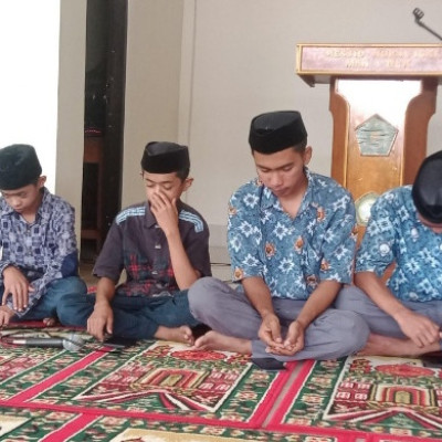 Peringati Maulid Nabi, Siswa MAN 1 Bulukumba Laksanakan Barasanji