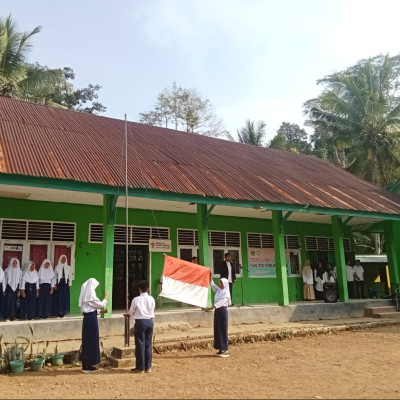 Kamad MAS Darul-Qalam Bulukumba Mengajak Siswa Memahami Makna Sejati Upacara Bendera