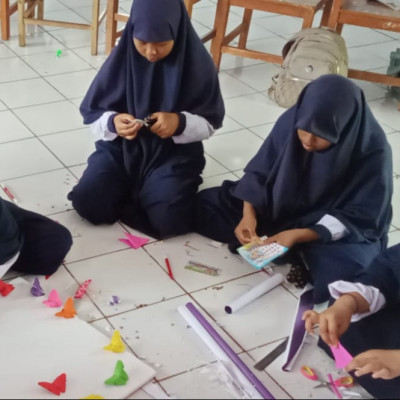 Kembangkan Kreativitas Siswi MTs Darul Istiqamah Bulukumba Membuat Kerajinan Tangan