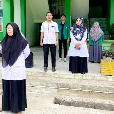 Santri MA Al-Junaidiyah Biru, PAS Pake HP