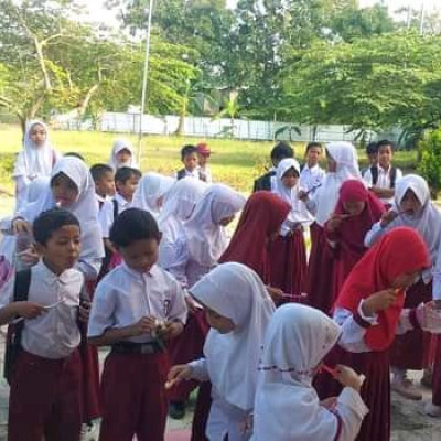 Puluhan Siswa MIS Darul Istiqamah Bulukumba Praktik Sikat Gigi dipandu Petugas Puskesmas Bontonyeleng