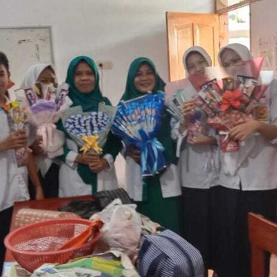 Praktik Seni Rupa, Siswa MTs DDI Labukkang Hasilkan Buket Unik dan Cantik