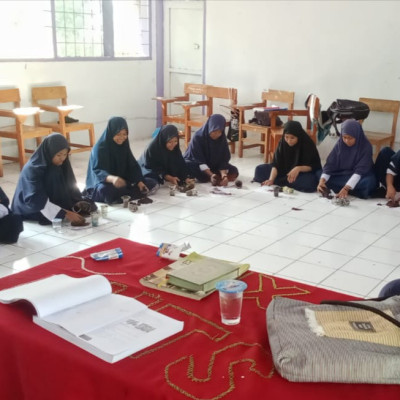 Latih Kreativitas, Siswi Kelas IX MTs Darul Istiqamah Bulukumba Membuat Karya Seni Ukir Tanah Liat