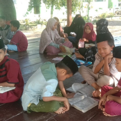 Tingkatkan Minat Baca Al-Qur'an. Siswa Kelas I MIS Darul Istiqamah Bulukumba Mengaji Bersama