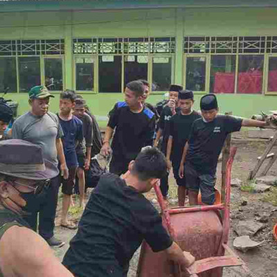 Pengecoran Mushollah Al Kautsar MTsN Pinrang: Kepedulian dan Kebersamaan Mewarnai Proses Pembangunan