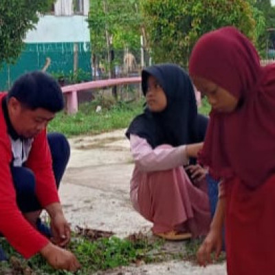 Kamad MIS Darul Istiqamah Bulukumba Arahkan Langsung Siswa Ciptakan Lingkungan Bersih