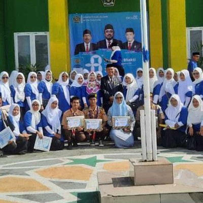 Torehkan Dedikasi dan Prestasi, Pendidik serta Peserta Didik MAN 2 Kota Parepare Dapat Penghargaan