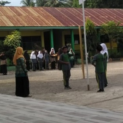 Bersiap Laksanakan Upacara Senin Mendatang, Peserta Didik MIN 1 Bone Matangkan Latihan