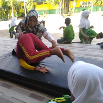 Latihan Roll Belakang Jadi Sorotan Peserta Didik Kelas V b MIN 1 Bone