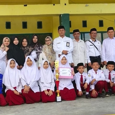 Kepala MIN 7 Bone Berikan Apresiasi Murid Juara II Lomba IPA Terpadu