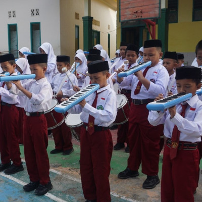 Drum Band Gema Nada A. Mappanyukki MIN 7 Bone Meriahkan Upacara Bendera