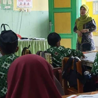 Komitmen Rutin Kamad MIN 8 Bone dalam Mengontrol Proses Pembelajaran di Kelas