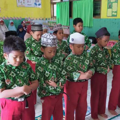 Didikan Religius, Murid MIN 8 Bone Salat Dhuha Sebelum Belajar