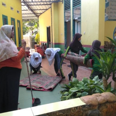 Pendidik Dan Peserta Didik MIN 1 Bone Kolaborasi Bersihkan Mushallah