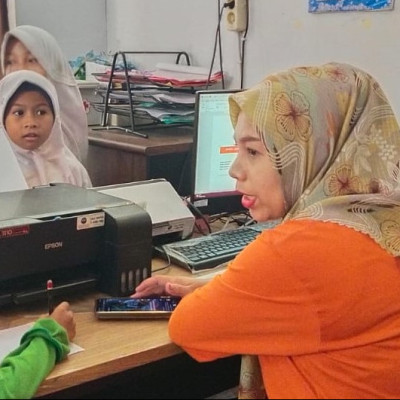 Kembangkan Komunikasi, Murid MIN 7 Bone Wawancara Petugas Perpustakaan