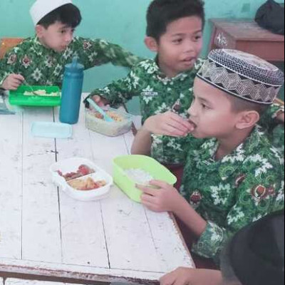 Keterlibatan Ortu dan Peserdik MIN 8 Bone Sajikan Bekal Sekolah