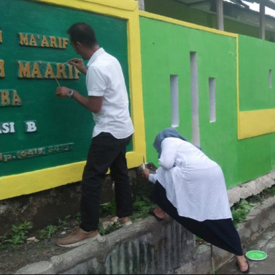 MA Ma'arif Bulukumba Percantik Sekolah dengan Pengecatan Pagar dan Gerbang