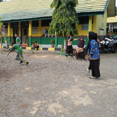 Dengan Seragam Korpri, Pendidik MIN 1 Bone Semangat Bimbing Peserta Didik Bermain Voli