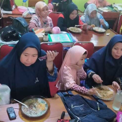 Makanan Khas Eratkan Kekompakan Guru dan Tendik MIN 8 Bone