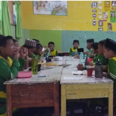 Penguatan Pendidikan Karakter melalui Penerapan Adab Makan Peserdik MIN 8 Bone