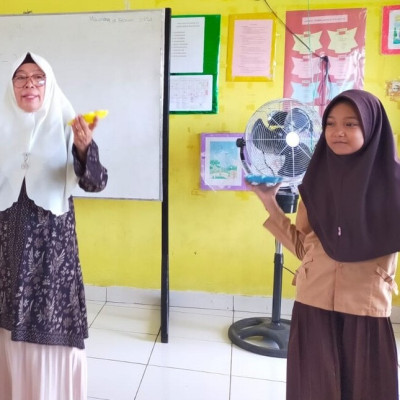 Keseruan Murid MIN 7 Bone Praktikkan Tarian Berpasangan