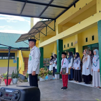 Upacara Bendera : Pembinaan Karakter dan Disiplin Peserdik MIN 7 Bone