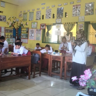 Tingkatkan Kreativitas, Murid Kelas III A MIN 7 Bone Praktik Menjahit Teknik Feston