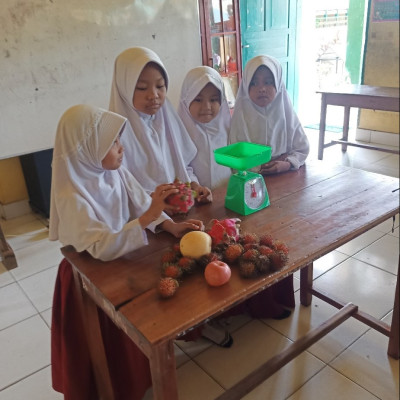 Seru dan Edukatif : Peserdik MIN 7 Bone Praktikkan Cara Menimbang Buah