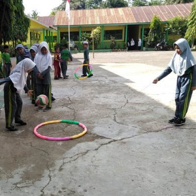 Manfaatkan Hulahoop, Peserta Didik MIN 1 Bone Berlatih Dribbling Bola