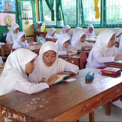 Kembangkan Budaya Religius di MIN 7 Bone, Peserdik Tadarus Sebelum Belajar