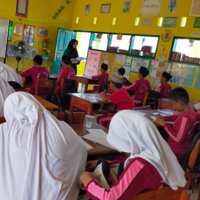 Akhiri Penelitian di MIN 7 Bone, Mahasiswa IAIN Bone Beri Post Test