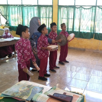 Tabuhan Rebana Menggema di Ruang Kelas III/a MIN 1 Bone