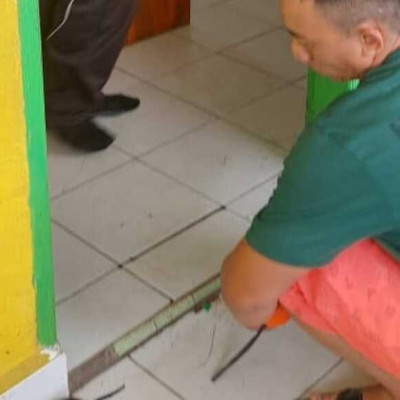 Amankan Madrasah, MIN 8 Bone Renovasi Pintu Kelas